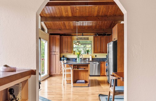Hacienda Casa | Russian River Retreat with Hot Tub, BBQ, & Deck