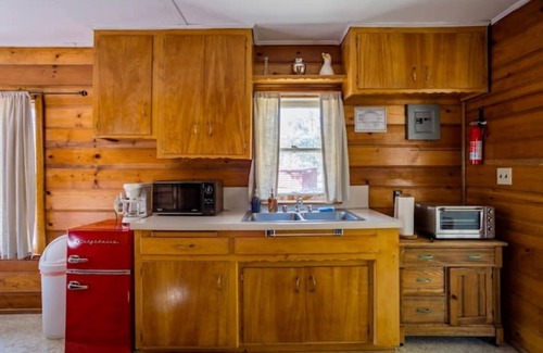 Lake Isabella Cabina | Rustic 1950s Cabins Located on 4 Acres of Pine Trees Surrounded by Upper Desert
