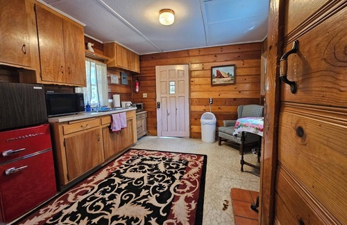 Lake Isabella Cabina | Rustic 1950s Cabins Located on 4 Acres of Pine Trees Surrounded by Upper Desert