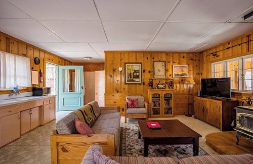 Lake Isabella Cabina | Rustic 1950s Cabins Located on 4 Acres of Pine Trees Surrounded by Upper Desert