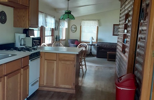 Hayward Cabina | Rustic 2 Bed Lakeside Cabin - boats available