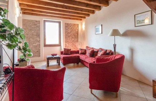 Cavriana Apartamento | Rustic 2 Bedroom Apartment Near Lake Garda With Swimming Pool