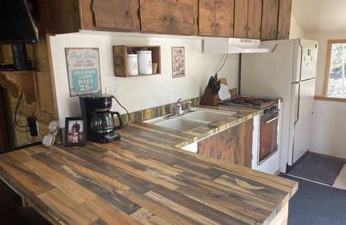 Indian Mountain Casa | Rustic 2-Bedroom Cabin on 2 Acres