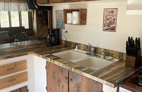 Indian Mountain Casa | Rustic 2-Bedroom Cabin on 2 Acres