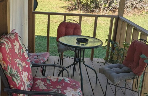 Delhi Casa | Rustic, 2-bedroom mobile home that's pet friendly.