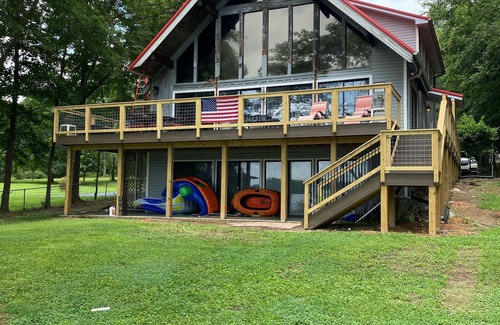 Pell City Casa | Rustic 3 bedroom, 3 bathroom cottage on Logan Martin Lake