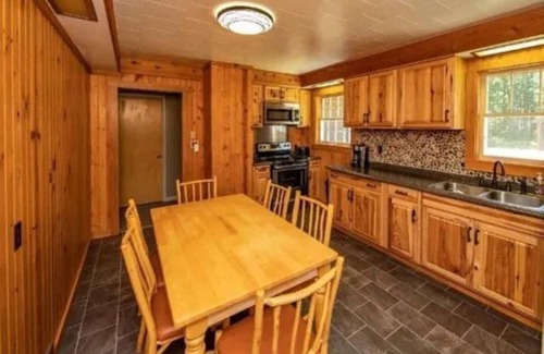 Land O Lakes Cabina | Rustic 3-bedroom Cabin in Forest Lodge on High Lake