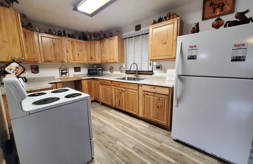 Clendenin Otro | Rustic 3 Bedroom House- Classic West Virginia Mountain View