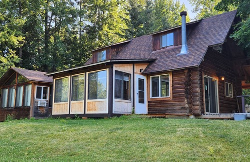Troy Cabina | Rustic 4-bedroom, lakefront, log cabin on Bull Lake!