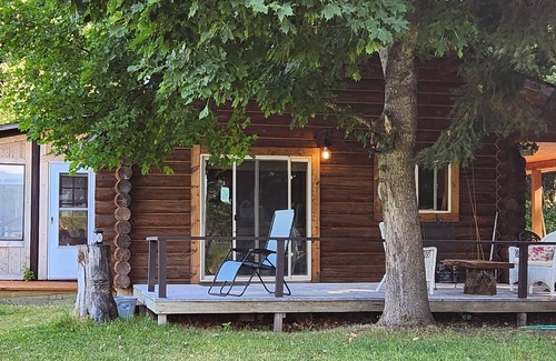 Troy Cabina | Rustic 4-bedroom, lakefront, log cabin on Bull Lake!