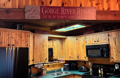Pembina County Casa | Rustic 5 Bedroom Gorge River Resort