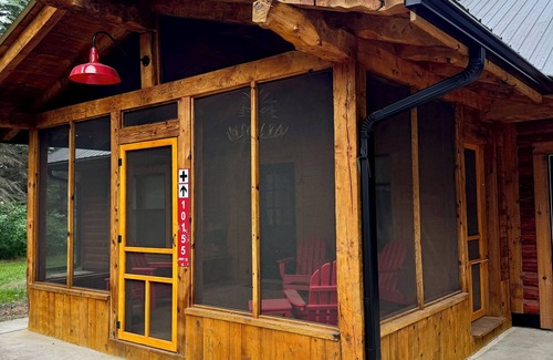 Pembina County Casa | Rustic 5 Bedroom Gorge River Resort
