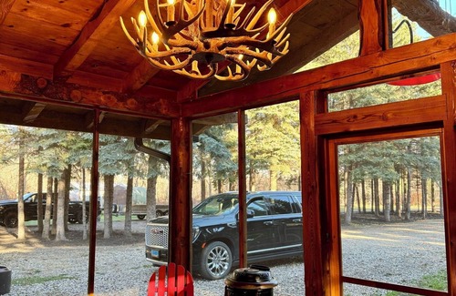 Pembina County Casa | Rustic 5 Bedroom Gorge River Resort