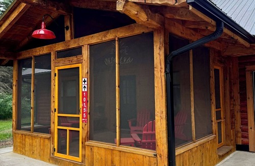 Pembina County Casa | Rustic 5 Bedroom Gorge River Resort