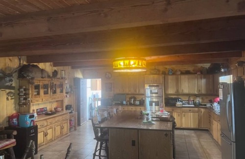 Rutheron Cabina | Rustic 7-BDRM and 3-bath lodge in a gated community in Los Ojos with WiFi access
