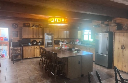 Rutheron Cabina | Rustic 7-BDRM and 3-bath lodge in a gated community in Los Ojos with WiFi access