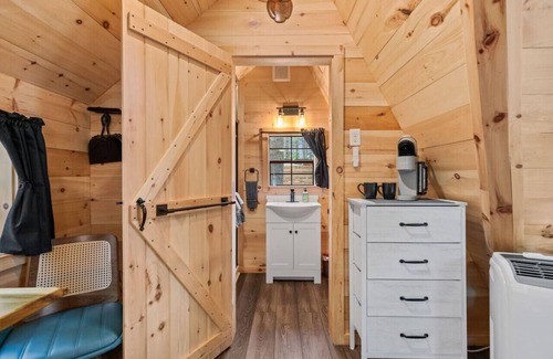 Oxford Cabina | Rustic A-Frame Getaway with Hot Tub