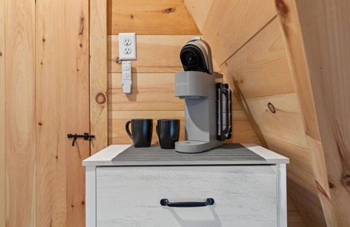 Oxford Cabina | Rustic A-Frame Getaway with Hot Tub