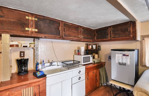 Parks Cabina | Rustic Adventure w/ Historic Log Cabin / Forest Views / 20 minutes from