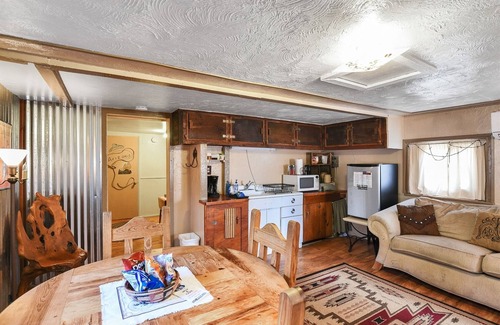 Parks Cabina | Rustic Adventure w/ Historic Log Cabin / Forest Views / 20 minutes from