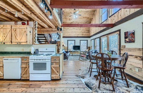 Alma Cabina | Rustic Alpine Cabin w/ Game Loft, Hot Tub & Views