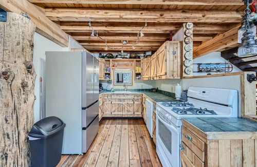 Alma Cabina | Rustic Alpine Cabin w/ Game Loft, Hot Tub & Views