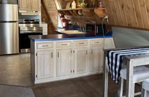 Laurens Apartamento | Rustic and charming apartment above detached log garage. 10 mins from A.S.V.
