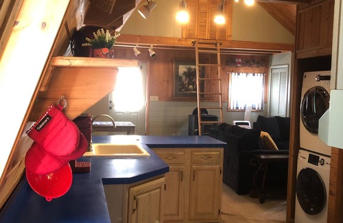 Laurens Apartamento | Rustic and charming apartment above detached log garage. 10 mins from A.S.V.