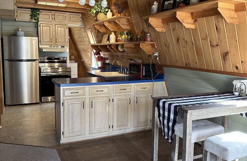 Laurens Apartamento | Rustic and charming apartment above detached log garage. 10 mins from A.S.V.