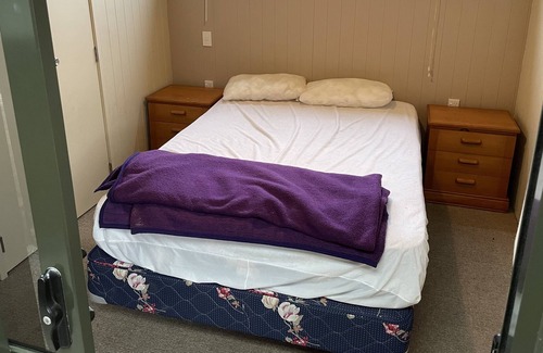 Waihi Beach Cabina | Rustic and comfortable, walk to beach and town