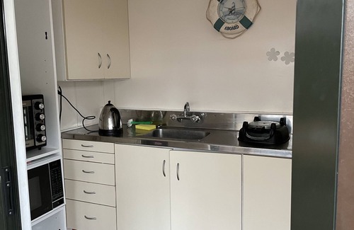 Waihi Beach Cabina | Rustic and comfortable, walk to beach and town