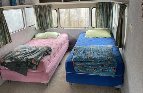 Waihi Beach Cabina | Rustic and comfortable, walk to beach and town