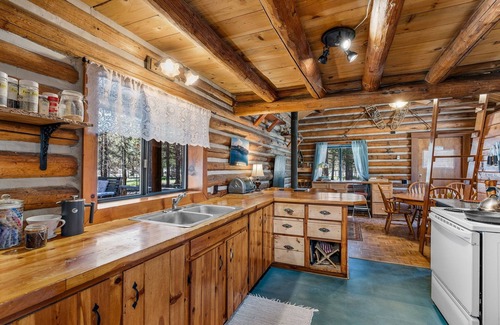 La Pine Cabina | Rustic and cozy log home, Room for the entire family.
