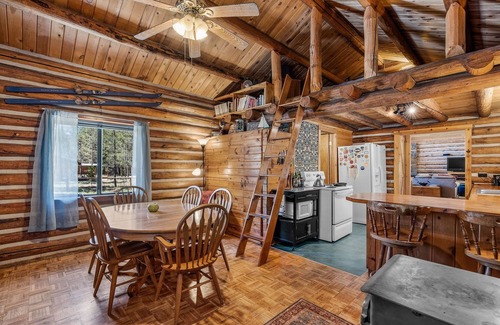 La Pine Cabina | Rustic and cozy log home, Room for the entire family.