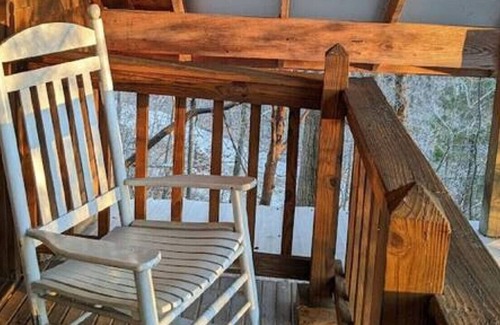 Taswell Casa | Rustic and Secluded Hansel & Gretal Cabin on 86 Ac