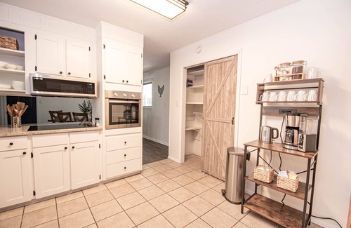 Warner Robins Casa | Rustic and Serene Home, 3BR, King Bed, Near RAFB