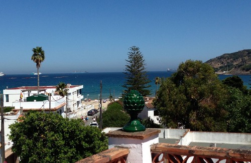 Cabrita Villa | Villa rústica en jardín amurallado en la playa cerca de Tarifa con piscina climatizada. .