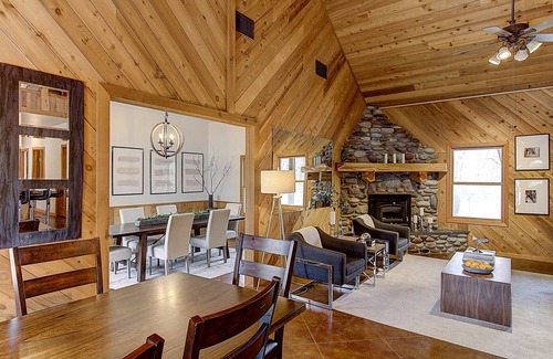 Chico Casa | Cabina exquisitamente designada en Oak Studded Privacy