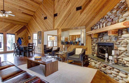 Chico Casa | Cabina exquisitamente designada en Oak Studded Privacy
