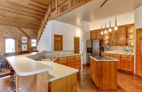 Chico Casa | Cabina exquisitamente designada en Oak Studded Privacy