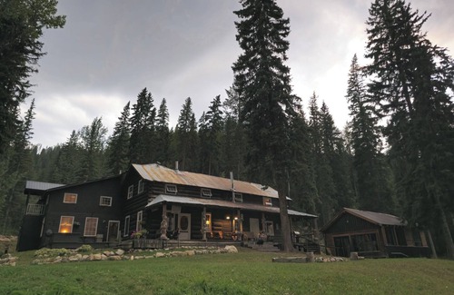 Golden Cabaña | Rustic Beaverfoot Lodge Executive Cabin