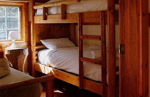 Golden Hotel | Rustic Beaverfoot Lodge Room N4