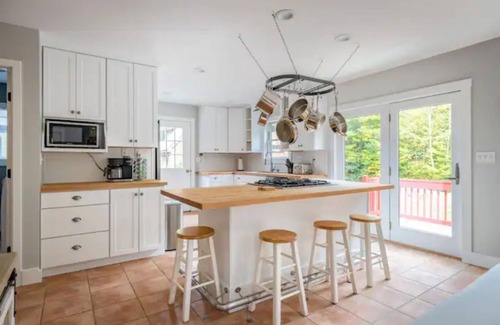 Elkins Casa | Rustic Big Red Cottage near Sunapee