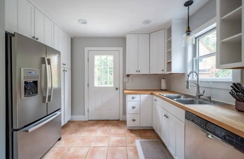 Elkins Casa | Rustic Big Red Cottage near Sunapee