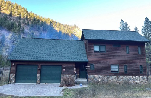 Superior Cabina | Rustic Big Sky "Cabin"