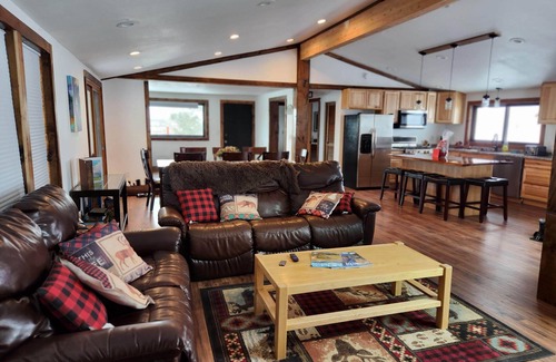 Edgar Cabina | Rustic Bliss at Montana's Secluded Hideaway