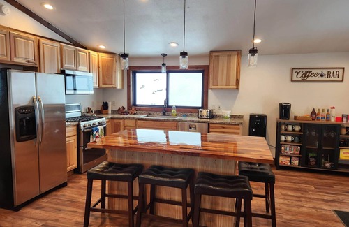 Edgar Cabina | Rustic Bliss at Montana's Secluded Hideaway
