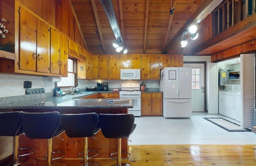 Epworth Cabina | Rustic Blue Ridge Cabin with Porch, Central AC and Gas Fireplace
