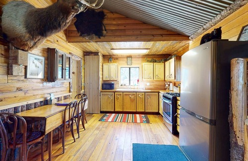 South Fork Cabina | Rustic bunk house surrounded by beauty w/ fully equipped kitchen & free WiFi