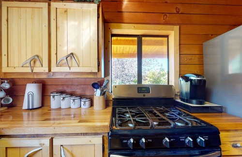 South Fork Cabina | Rustic bunk house surrounded by beauty w/ fully equipped kitchen & free WiFi